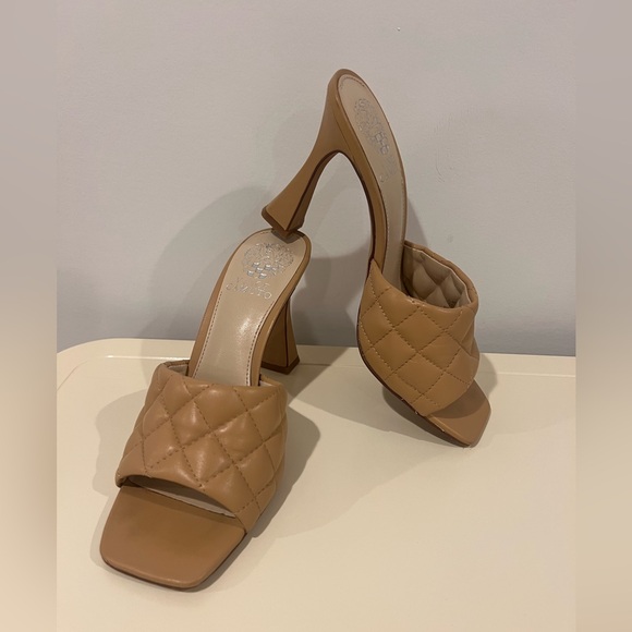 Vince Camuto Diamond Quilted leather sandal - size 7 - Picture 2 of 9